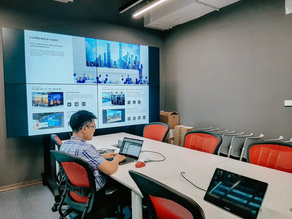 Phòng họp thông minh tích hợp giải pháp Audio Visual (AV) tại Ademax