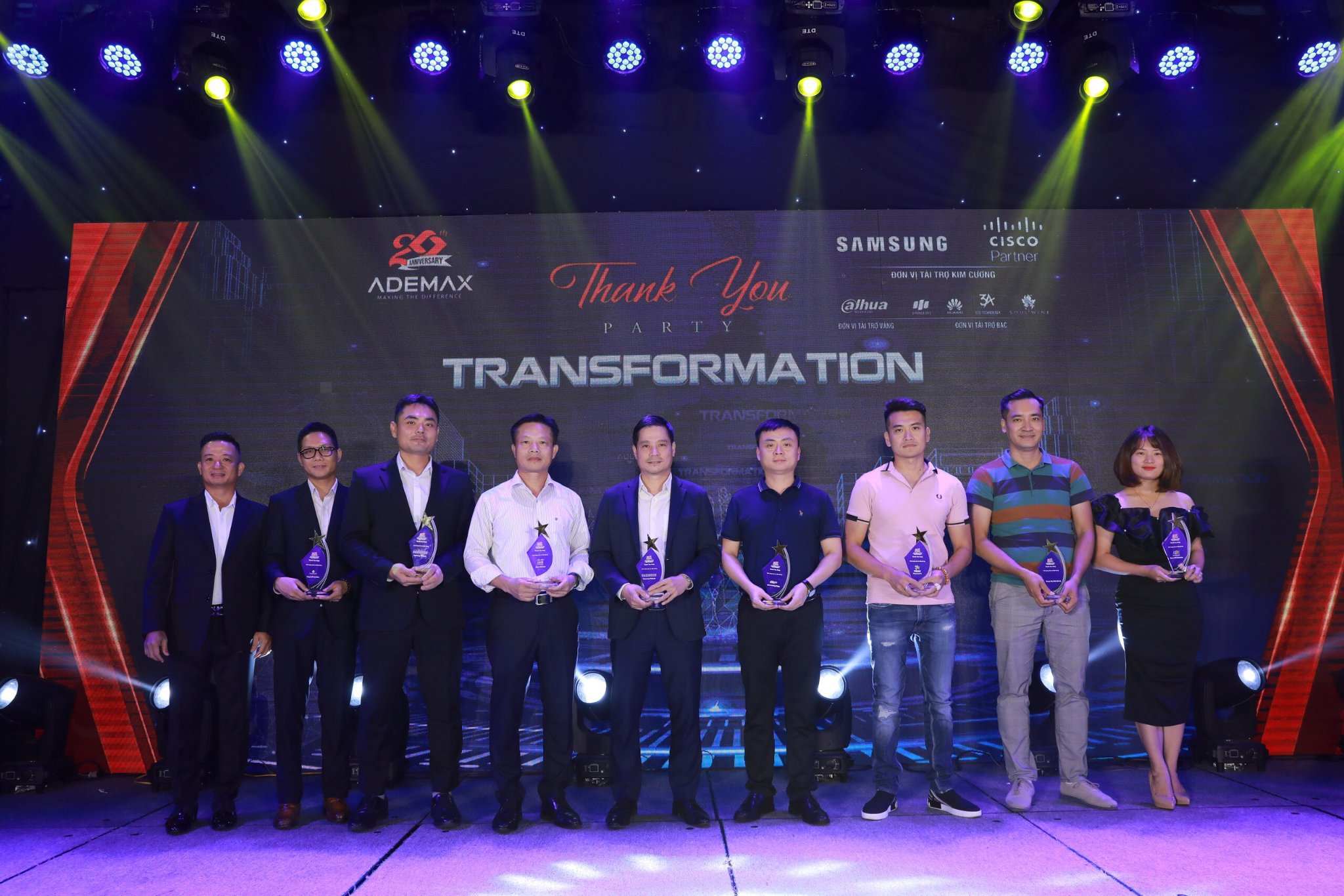 Đối tác nhận cúp vinh danh tại sự kiện. Đối tác nhận cúp vinh danh tại sự kiện.