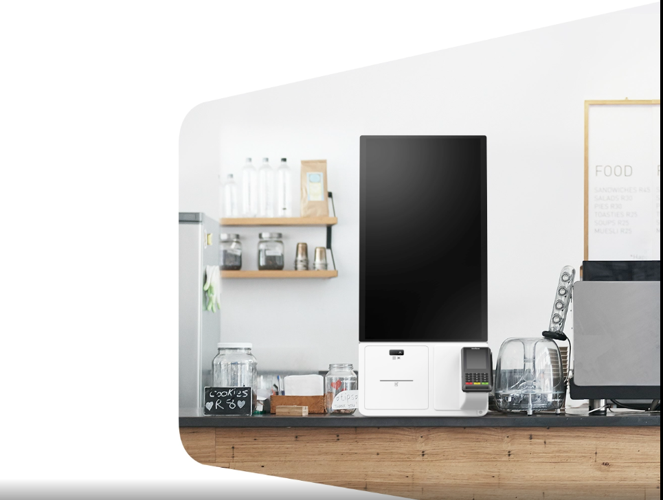 Kích thước nhỏ gọn của Samsung Kiosk trông rất tuyệt vời với tông màu xám trắng trung tính, hòa trộn tự nhiên trong bất kỳ cửa hàng nào. Kích thước nhỏ gọn của Samsung Kiosk trông rất tuyệt vời với tông màu xám trắng trung tính, hòa trộn tự nhiên trong bất kỳ cửa hàng nào.