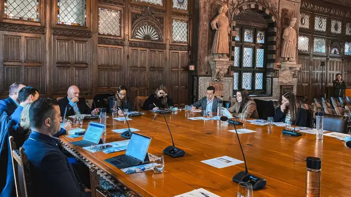 Với các cơ quan nhà nước và hội nghị đối ngoại, hệ thống âm thanh và phiên dịch cần đáp ứng tiêu chuẩn kỹ thuật cao