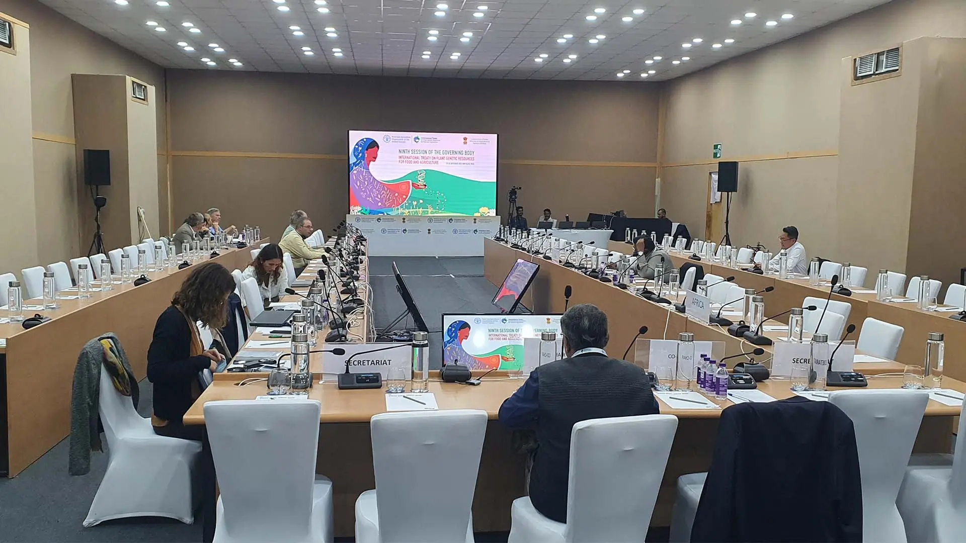 Hệ thống âm thanh hội thảo & phiên dịch chuyên dụng giúp truyền tải thông tin chính xác, đồng thời đảm bảo khả năng phiên dịch đa ngôn ngữ trong các hội nghị quy mô lớn & quốc tế.