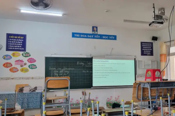 Hiện nay ở các trường học, máy chiếu dần được thay thế bằng các màn hình hiển thị, màn hình tương tác hiện đại