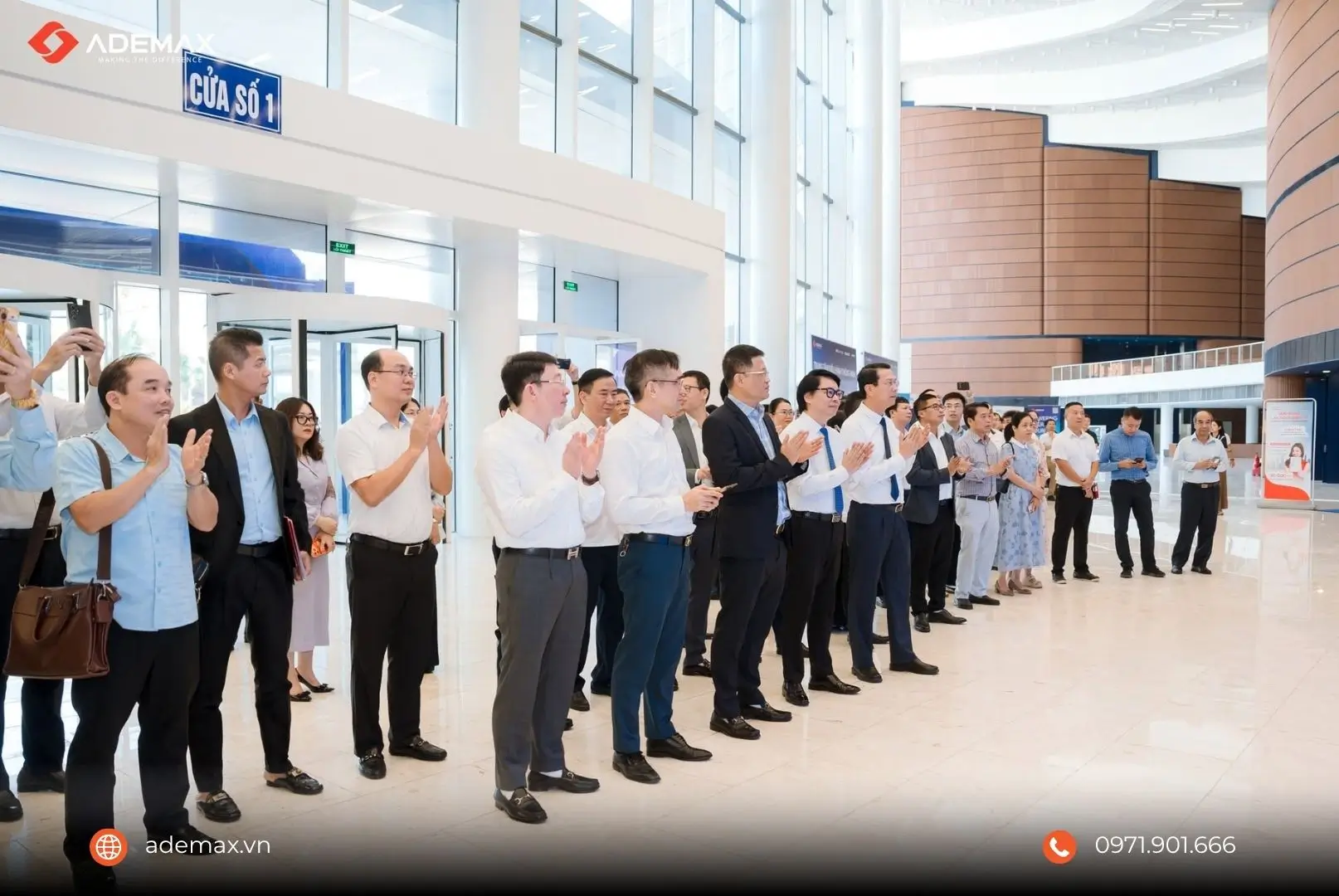 Đại biểu tham quan gian hàng công nghệ, tìm hiểu các giải pháp và xu hướng chuyển đổi số tại diễn đàn.